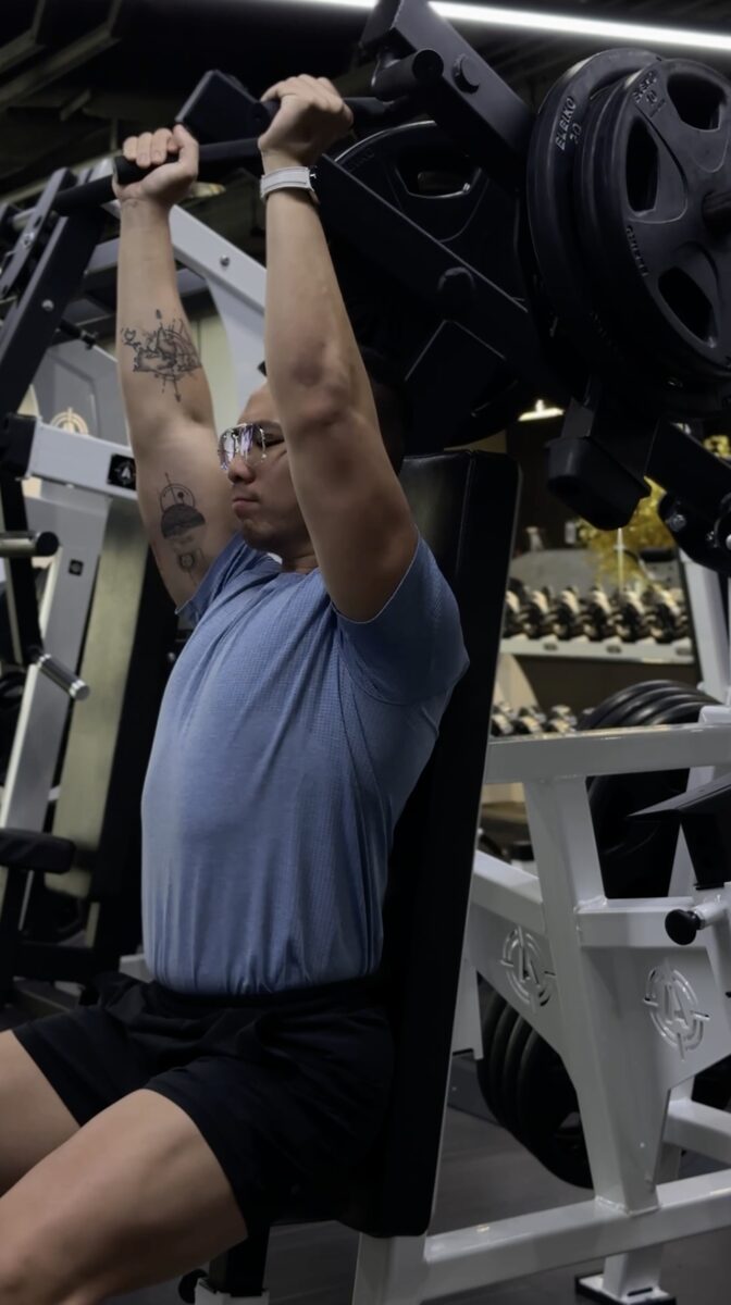 Overhead press training at Freedom Gym